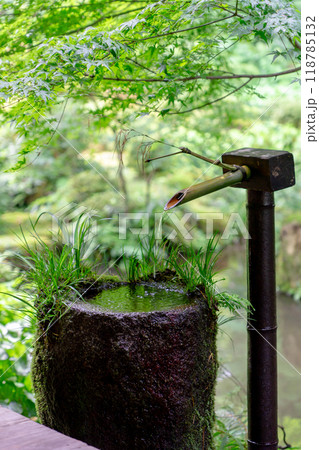 京都市左京区大原来迎院町　三千院（声明発祥の地）　聚碧園（手水鉢） 118785132