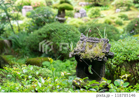 京都市左京区大原来迎院町 三千院(声明発祥の地) 聚碧園(崩家形灯籠) 京都市左京区大原来迎院町 三千院(声明発祥の地) 聚碧園(崩家形灯籠) 118785146