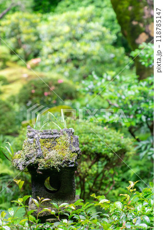 京都市左京区大原来迎院町　三千院（声明発祥の地）　聚碧園（崩家形灯籠） 118785147