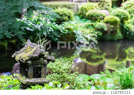 京都市左京区大原来迎院町　三千院（声明発祥の地）　聚碧園（崩家形灯籠） 118785151