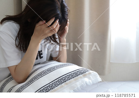 頭を抱える女性 うつ病イメージ 頭を抱える女性 うつ病イメージ 118785571