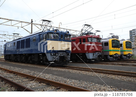 古い機関車と新しい牽引車 古い機関車と新しい牽引車 118785708
