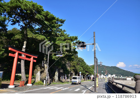 和歌浦・玉津島神社西鳥居と伽羅岩 和歌浦・玉津島神社西鳥居と伽羅岩 118786913