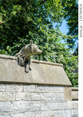 カーディフ城の城壁に作られた狼の石造　ウェールズの首都カーディフにて 118786919