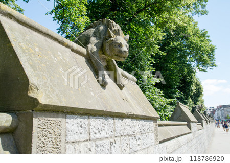 カーディフ城の城壁に作られた獅子の石造　ウェールズの首都カーディフにて 118786920