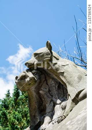 カーディフ城の城壁に作られた小熊の石造　ウェールズの首都カーディフにて 118786924