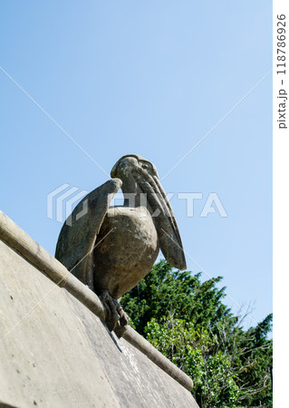 カーディフ城の城壁に作られたペリカンの石造　ウェールズの首都カーディフにて 118786926