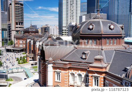 東京駅と周辺のオフィスビル 118787123