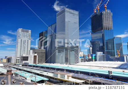 東京駅と周辺のオフィスビル 118787131