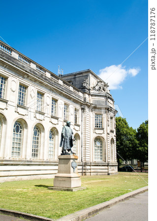 真っ青な空の下の歴史的な石造りの建物のカーディフ・クラウン・コート　ウェールズの首都カーディフにて 118787176