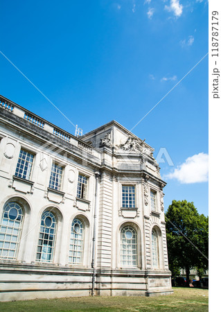 真っ青な空の下の歴史的な石造りの建物のカーディフ・クラウン・コート ウェールズの首都カーディフにて 真っ青な空の下の歴史的な石造りの建物のカーディフ・クラウン・コート ウェールズの首都カーディフにて 118787179