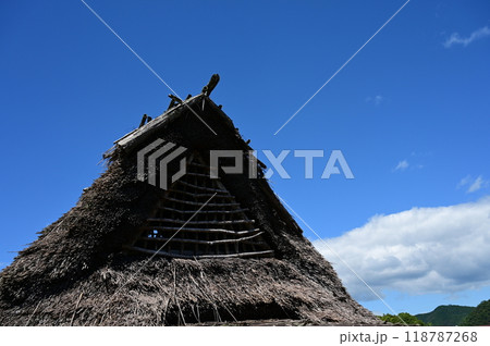 復元された竪穴式住居の家 118787268