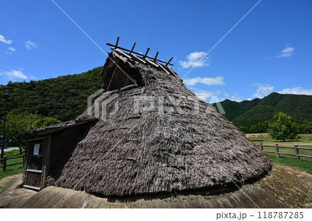 復元された竪穴式住居の家 118787285