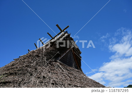 復元された竪穴式住居の家 118787295