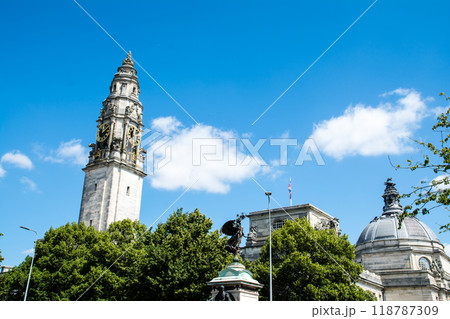 明る日差しの下の石造りの大きな歴史的な時計台 ウェールズの首都カーディフにて 明る日差しの下の石造りの大きな歴史的な時計台 ウェールズの首都カーディフにて 118787309