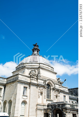 真っ青な空の下の歴史的なドーム型の石造りの建物 ウェールズの首都カーディフにて 真っ青な空の下の歴史的なドーム型の石造りの建物 ウェールズの首都カーディフにて 118787393