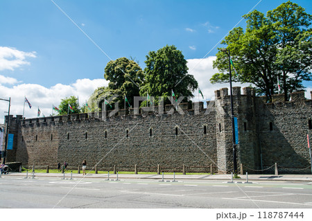 明る日差しの下のレンガ造りの歴史的なカーディフ城の城壁　ウェールズの首都カーディフにて 118787444