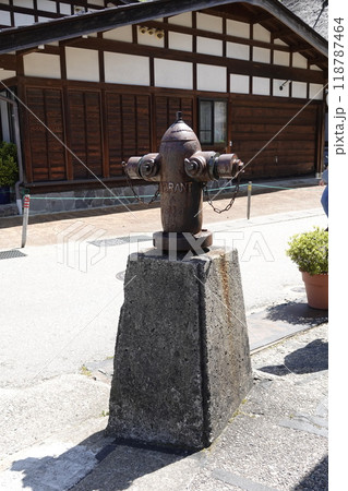歴史のある町並みの古い消火栓 歴史のある町並みの古い消火栓 118787464