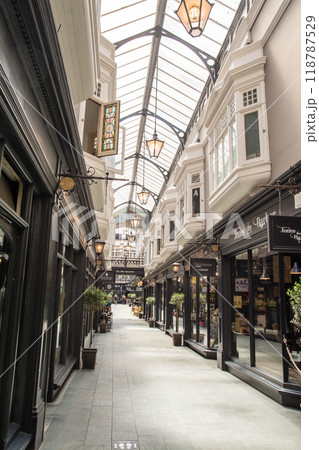 ガラスの天井の歴史的なアーケードの中に並ぶカフェとショップ　ウェールズの首都カーディフにて 118787529