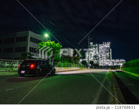 夜の工場と停車する車 夜の工場と停車する車 118788631