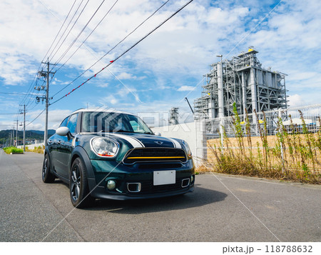 工場と停車する車 工場と停車する車 118788632