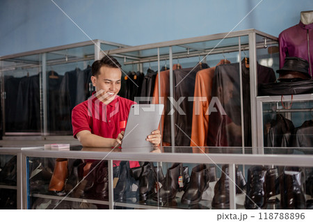 asian leather shoes salesman holding tablet with smiling face 118788896