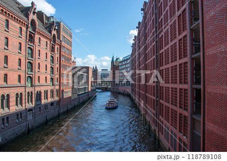 Classic view of famous Speicherstadt warehouse district. 118789108