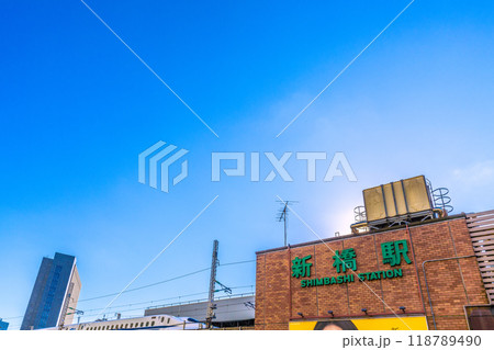 日本の東京都市景観　新橋駅や新幹線などを望む＝9月13日 118789490