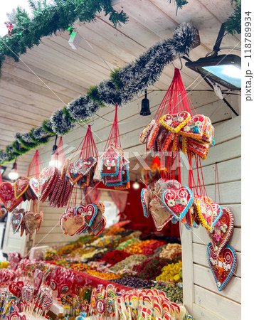 Traditional dishes for sale on the stall in the Christmas Market. Christmas market. Wooden kiosk with Xmas decorations and sweets Traditional dishes for sale on the stall in the Christmas Market. Christmas market. Wooden kiosk with Xmas decorations and sweets 118789934