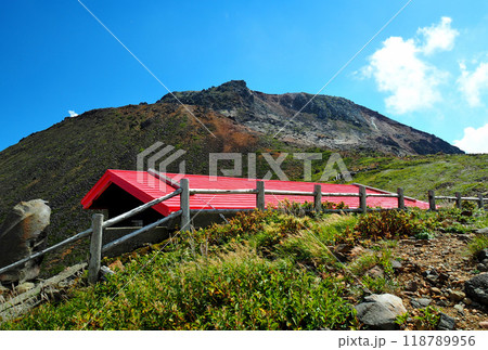 栃木県・那須連山・峰の茶屋跡避難小屋から見上げる茶臼岳 栃木県・那須連山・峰の茶屋跡避難小屋から見上げる茶臼岳 118789956