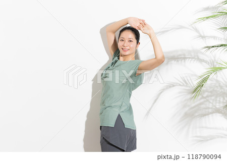 柔軟をする女性 118790094