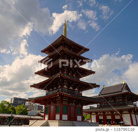 塔と秋の空の風景 118790110