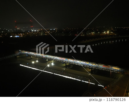 端にかかる線路の夜景＠北アイルランド、ベルファスト 118790126