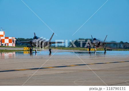 滑走路を並んで走るステルス戦闘機　F-35A 118790131
