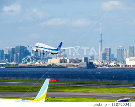 羽田空港を離陸する飛行機 118790343