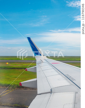 離陸前の飛行機の左翼 118790346