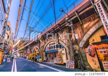 日本の東京都市景観 9月。新橋駅烏森口寄りの高架下、飲み屋街などを望む=13日 日本の東京都市景観 9月。新橋駅烏森口寄りの高架下、飲み屋街などを望む=13日 118790477