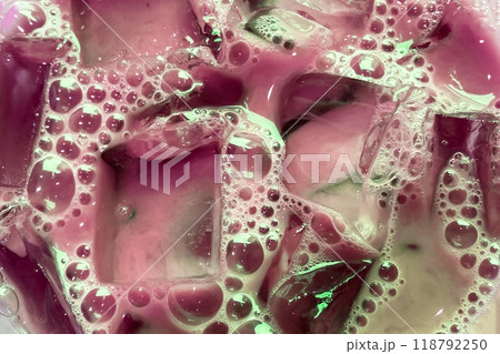 texture of refreshing tea with transparent ice cubes and bubbles 118792250