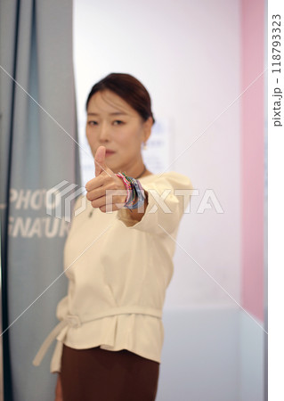 30s business woman posing as a business woman in studio 30s business woman posing as a business woman in studio 118793323