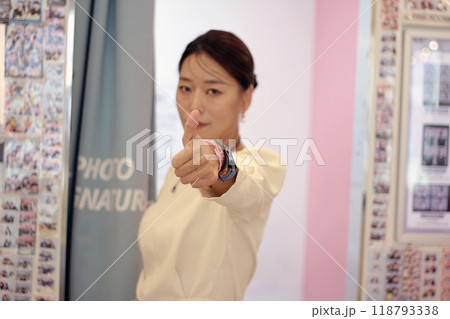 30s business woman posing as a business woman in studio 30s business woman posing as a business woman in studio 118793338