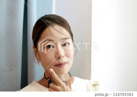 30s business woman posing as a business woman in studio 118793381