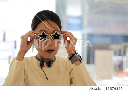 30s business woman posing as a business woman in studio 30s business woman posing as a business woman in studio 118793454