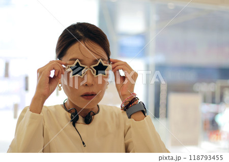 30s business woman posing as a business woman in studio 30s business woman posing as a business woman in studio 118793455