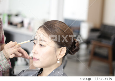 Concept of a beautiful Korean woman in her 30s getting her makeup done by a makeup artist, face before makeup 118793519