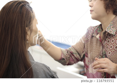 Concept of a beautiful Korean woman in her 30s getting her makeup done by a makeup artist, face before makeup Concept of a beautiful Korean woman in her 30s getting her makeup done by a makeup artist, face before makeup 118793551