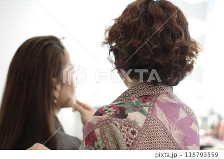 Concept of a beautiful Korean woman in her 30s getting her makeup done by a makeup artist, face before makeup 118793559