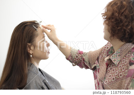 Concept of a beautiful Korean woman in her 30s getting her makeup done by a makeup artist, face before makeup Concept of a beautiful Korean woman in her 30s getting her makeup done by a makeup artist, face before makeup 118793560