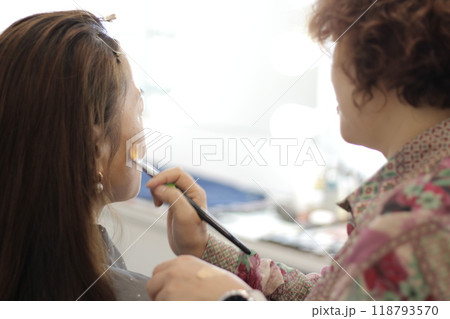 Concept of a beautiful Korean woman in her 30s getting her makeup done by a makeup artist, face before makeup 118793570