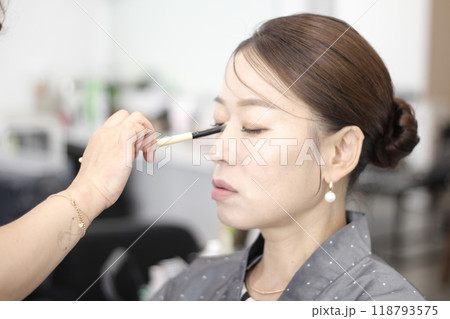 Concept of a beautiful Korean woman in her 30s getting her makeup done by a makeup artist, face before makeup 118793575
