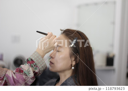 Concept of a beautiful Korean woman in her 30s getting her makeup done by a makeup artist, face before makeup 118793623